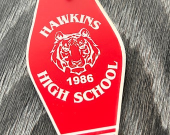 Stranger Things-sleutelhanger – Hawkins High Retro Motel-label – Ondersteboven tv-cadeau jaren 80
