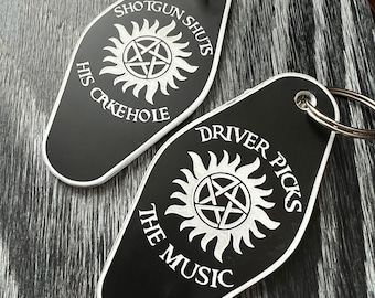 Supernatural-sleutelhanger – chauffeur kiest de muziek Retro motellabel – Horror-tv-cadeau