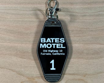 Bates Motel Keychain – Retro Horror Movie Hotel Tag – Psycho Norman Bates Collectible Gift