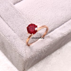 Bague solitaire ronde en rubis : argent sterling plaqué or rose, pierre de naissance en juillet