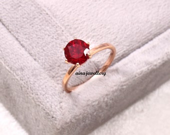 Anillo solitario de rubí redondo: Plata de ley bañada en oro rosa, piedra de nacimiento de julio