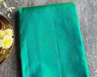 Sari Kanjeevaram verde-mar da Threadslabel em seda macia com blusa.
