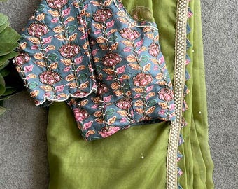 Groene, zachte organza sari met katoenen blouse met handwerk.