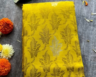Sari de seda Kanjeevaram amarelo feno-grego da Threadslabel com blusa.