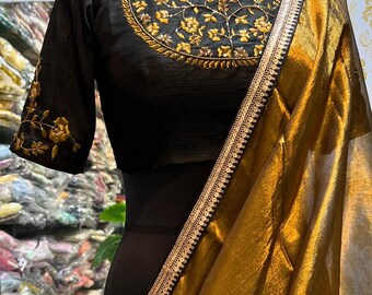 Gouden zijden sari met zwarte, handgeborduurde blouse