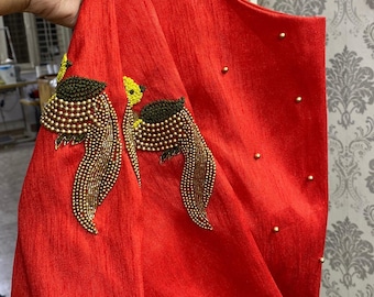 Blusa de seda vermelha com estampa de pássaros bordada à mão