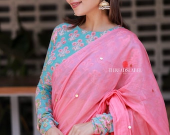 Babyroze mul chanderi sari met bloemenblouse