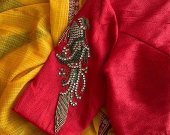 Blusa com bordado pesado à mão em pedraria e motivos de pássaros vermelhos