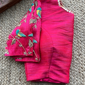 Threadslabel Rosa sidenblus med fågelmotiv