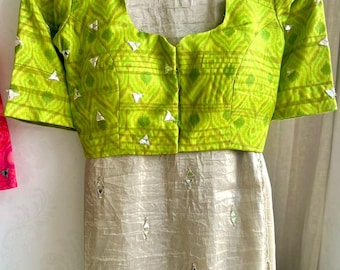 Sari cinza prateado com bordado de espelhos e blusa ikat