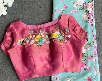 Sári de georgette floral azul com blusa bordada rosa
