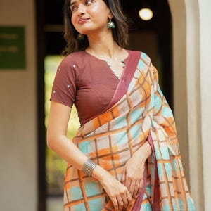Geruite kota-sari met bruine borduurblouse