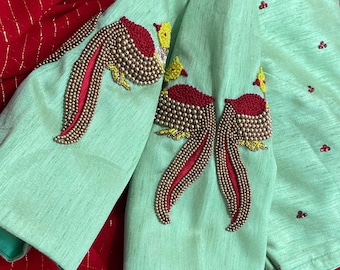 Blusa artesanal com estampa de pássaros em seda pistache.
