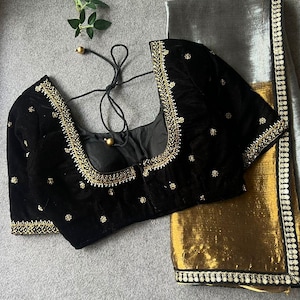 Sari de tejido plateado con blusa de terciopelo negro hecha a mano