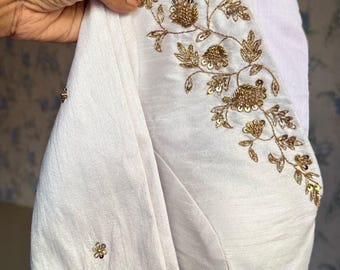 Blusa branca de seda com ombros trabalhados à mão