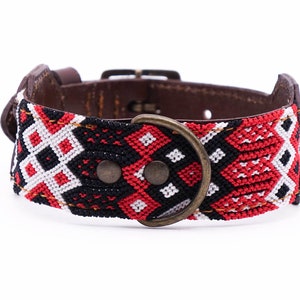 Peut inclure: Un collier pour chien à motif rouge, blanc et noir avec une base en cuir marron et un anneau en D en laiton.