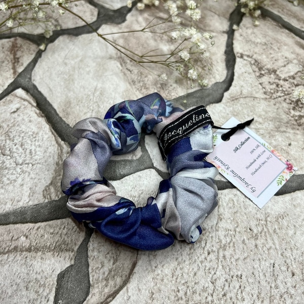 Midi Silk Scrunchie Floral | Seiden Haargummi  Blumenmuster | 100% Seide | Schonend für dein Haar | Beugt Spliss und Haar Bruch vor