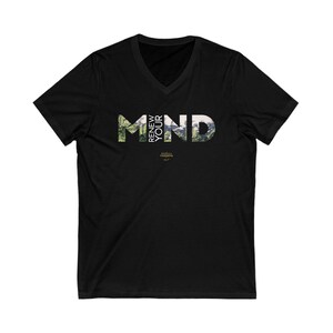 Könnte beinhalten: Schwarzes V-Ausschnitt-T-Shirt mit einem grafischen Design, das "Renew Your Mind" in weißem Text mit einem grünen und blauen Berglandschaftbild hinter dem Text sagt.
