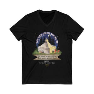 Może przedstawiać: Czarny t-shirt z dekoltem w kształcie litery V z grafiką namiotu pod rozgwieżdżonym niebem. Tekst "YAH WILL DWELL AMONG US" znajduje się w kółku wokół namiotu. Tekst "WE SHALL BE HIS PEOPLE & HE SHALL BE OUR YAH..." znajduje się pod namiotem. Tekst "SUKKOT THE FEAST OF TABERNACLES" znajduje się pod pozostałym tekstem.