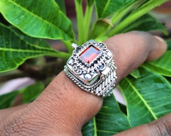 Anillo de granate venenoso hecho a mano, bañado en plata de ley, piedra natal de enero.