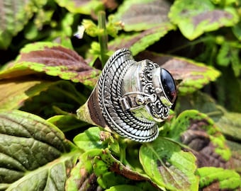 Anillo de granate venenoso hecho a mano, bañado en plata de ley, piedra natal de enero.