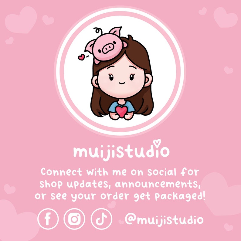 Puede incluir: Una ilustraci&oacute;n de dibujos animados de una ni&ntilde;a con cabello casta&ntilde;o sosteniendo un coraz&oacute;n rojo. Lleva una camisa azul y tiene un cerdo rosa en la cabeza. El fondo es rosa con corazones. El texto "muijistudio" est&aacute; debajo de la imagen. El texto "Connect with me on social for shop updates, announcements, or see your order get packaged!" est&aacute; debajo del texto "muijistudio". El texto "f@muijistudio" est&aacute; debajo del texto.