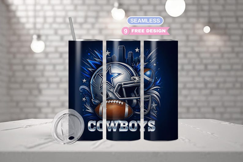 Pode incluir: Um copo azul marinho com um capacete de futebol americano, uma bola de futebol e o logotipo dos Dallas Cowboys. O design inclui uma paisagem urbana e estrelas. A palavra "COWBOYS" &eacute; exibida em branco. O copo tem tampa e canudo prateados.