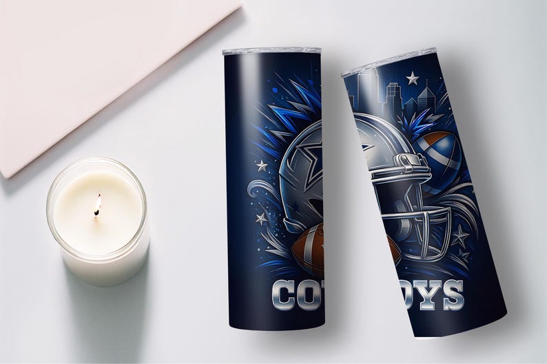 Pode incluir: Dois copos isolados azul marinho com tema de futebol americano. Um copo apresenta a palavra "COWBOYS" em prata, e o outro um capacete e bolas de futebol. O design inclui estrelas e um horizonte.