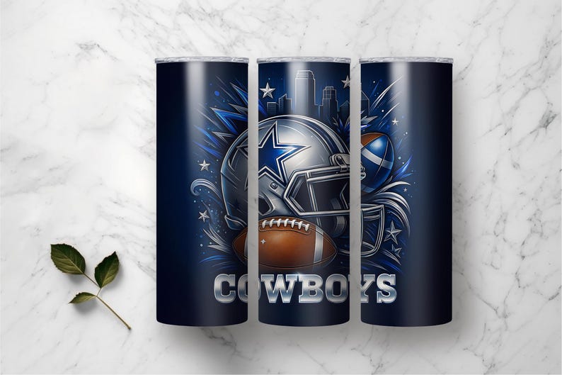 Pode incluir: Um copo azul marinho com um design de capacete de futebol, uma bola e a palavra "COWBOYS" em prata. O design inclui uma paisagem urbana e estrelas, perfeito para os f&atilde;s de desporto.
