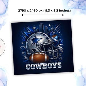 Pode incluir: Impress&atilde;o de arte digital com um capacete de futebol americano prateado com uma estrela azul, duas bolas de futebol e a palavra "COWBOYS" em prata. O fundo &eacute; azul escuro com uma linha do horizonte da cidade e efeitos de explos&atilde;o estelar.