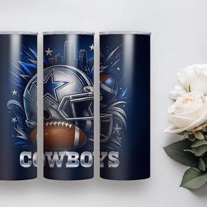 Pode incluir: Tr&ecirc;s canecas isoladas azul marinho com tema Dallas Cowboys. O design apresenta um capacete de futebol americano, uma bola de futebol e a palavra "COWBOYS" em prata. O fundo tem um design de explos&atilde;o de estrelas azul e prata.