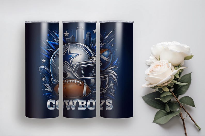Pode incluir: Tr&ecirc;s canecas isoladas azul marinho com tema Dallas Cowboys. O design apresenta um capacete de futebol americano, uma bola de futebol e a palavra "COWBOYS" em prata. O fundo tem um design de explos&atilde;o de estrelas azul e prata.