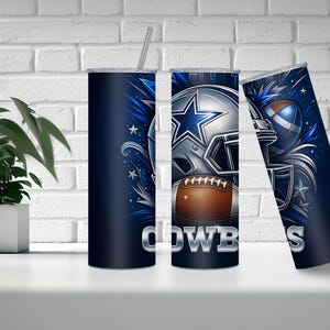 Pode incluir: Tr&ecirc;s canecas isoladas azul marinho com tema de futebol americano. Uma caneca apresenta um capacete de futebol com uma estrela, uma bola e a palavra "COWBOYS". As outras duas canecas t&ecirc;m um design semelhante.