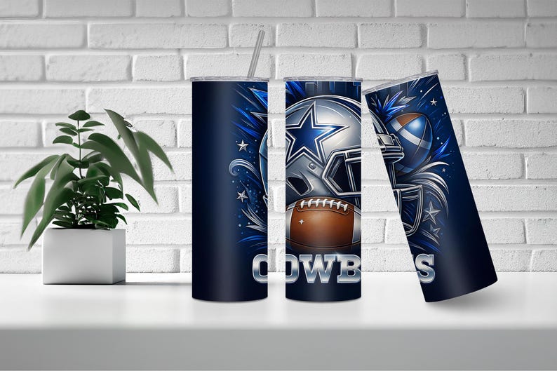 Pode incluir: Tr&ecirc;s canecas isoladas azul marinho com tema de futebol americano. Uma caneca apresenta um capacete de futebol com uma estrela, uma bola e a palavra "COWBOYS". As outras duas canecas t&ecirc;m um design semelhante.