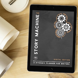 Op de afbeelding: Een digitale planner voor schrijvers genaamd "The Story Machine" met een donkergrijze achtergrond en een afbeelding van tandwielen met tekst eromheen. De tekst op de omslag luidt "The Story Machine" en "A Dynamic Planner for Writers".