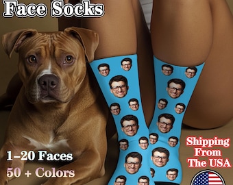 Könnte beinhalten: Ein Paar blaue Socken mit mehreren darauf gedruckten Gesichtern. Die Socken werden von einer Person mit nackten Beinen getragen. Der Text "1-20 Faces" und "50+ Colors" ist auf dem Bild zu sehen. Der Text "Shipping From The USA" ist ebenfalls auf dem Bild zu sehen.