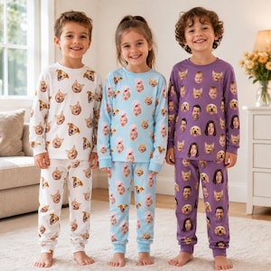 Può includere: Tre set di pigiami a maniche lunghe con stampe fotografiche personalizzate ripetute. Il primo set è bianco con volti di cani e gatti, il secondo è azzurro con volti di neonati e animali, il terzo è viola con vari volti di persone e animali.