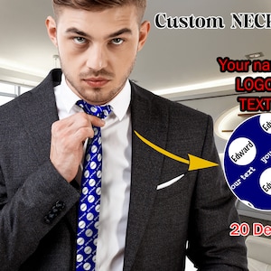 Puede incluir: Un hombre con un traje y una corbata azul con un patrón blanco. La corbata tiene el texto "Edward" repetido. El texto "Custom NECKTIE" está en la parte superior de la imagen. El texto "Your name LOGO TEXT" está debajo del texto "Custom NECKTIE". El texto "20 Designs" está en la parte inferior de la imagen.