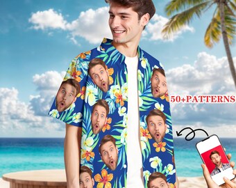 Puede incluir: Una camisa azul de botones con estampado tropical con múltiples caras. La camisa tiene un fondo blanco con hojas verdes y flores amarillas. El texto "50+ PATTERNS" es visible en la esquina superior derecha de la imagen.