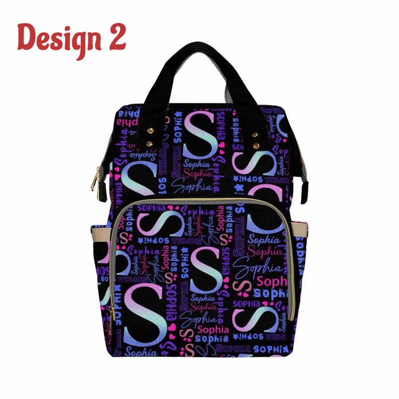 K&ouml;nnte beinhalten: Schwarzer Wickeltasche-Rucksack mit einem bunten Muster des Namens "Sophia", der in verschiedenen Schriftarten und Farben wiederholt wird. Die Tasche hat ein gro&szlig;es Hauptfach, zwei Seitentaschen und einen oberen Griff.