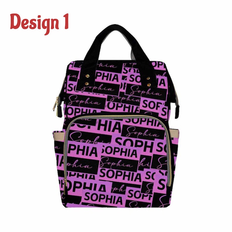 K&ouml;nnte beinhalten: Eine schwarze und lila Wickeltasche mit dem Namen "Sophia", der sich in einem Muster auf der Vorderseite wiederholt. Die Tasche hat eine Rei&szlig;verschlusstasche auf der Vorderseite und zwei Seitentaschen.