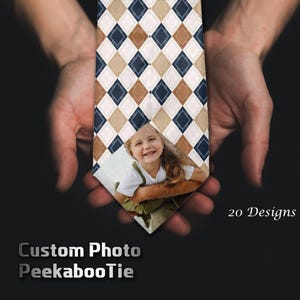 Könnte beinhalten: Eine individuelle PeekabooTie mit einem sich wiederholenden Rautenmuster in Marineblau, Braun und Creme. Die Krawatte zeigt unten ein Foto eines lächelnden Kindes. Der Text "20 Designs" ist ebenfalls sichtbar.