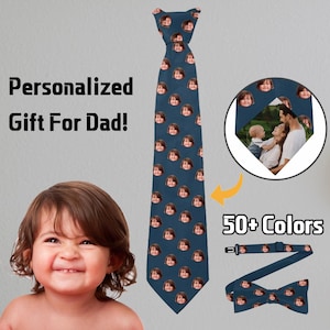 Può includere: Una cravatta blu navy, un papillon e un papillon regolabile abbinato con un motivo ripetuto del volto di un bambino. L'immagine include il testo "Personalized Gift For Dad!" e "50+ Colors".