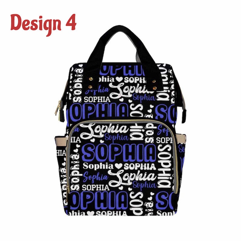 K&ouml;nnte beinhalten: Schwarze Wickeltasche mit einem blauen und wei&szlig;en Muster, auf dem der Name "Sophia" wiederholt vorkommt. Die Tasche hat eine Rei&szlig;verschlusstasche auf der Vorderseite und einen goldenen Rei&szlig;verschluss.