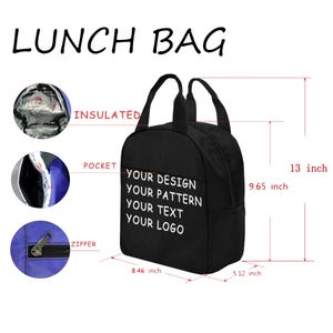 Może przedstawiać: Czarna torba na lunch z napisem "YOUR DESIGN YOUR PATTERN YOUR TEXT YOUR LOGO". Torba ma 33 cm wysokości, 21,5 cm szerokości i 13 cm głębokości. Cechy obejmują izolowane wnętrze, kieszeń i zamek błyskawiczny.