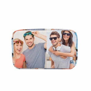 Puede incluir: Una bolsa de lona rectangular con un collage de fotos de tres amigos con gafas de sol.