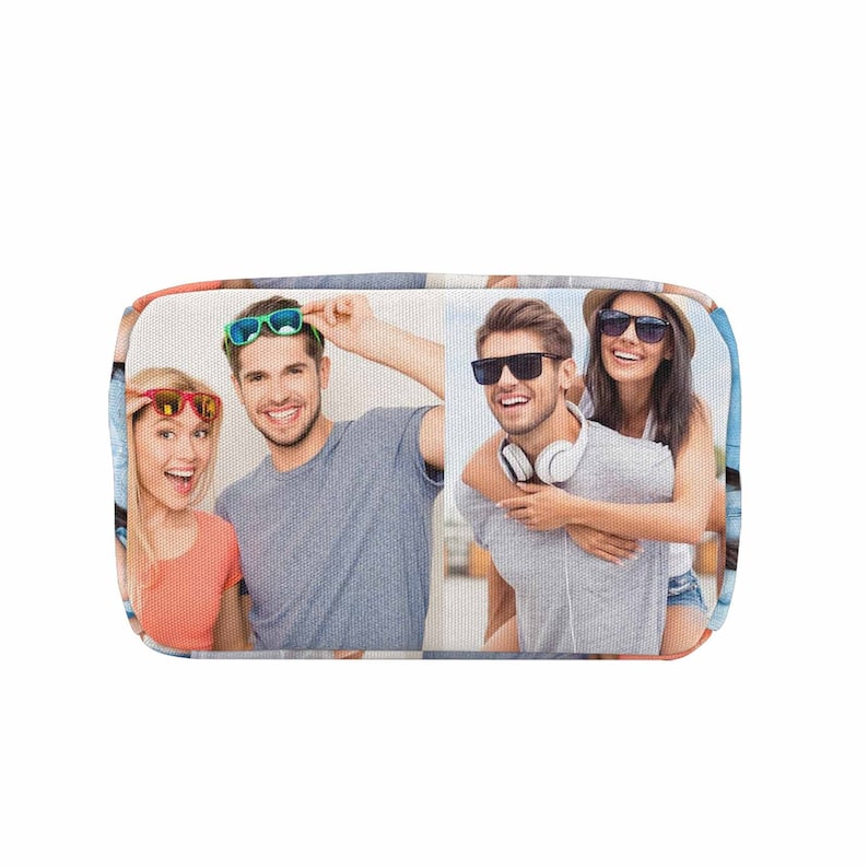 Puede incluir: Una bolsa de lona rectangular con un collage de fotos de tres amigos con gafas de sol.