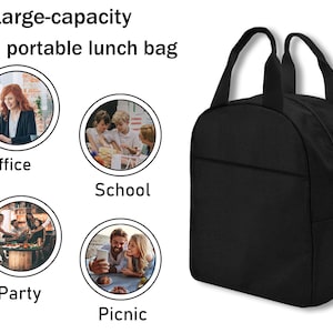 Puede incluir: Una bolsa de almuerzo negra con cierre de cremallera y asa superior. La bolsa se muestra en diferentes entornos, incluyendo una oficina, una escuela, una fiesta y un picnic.