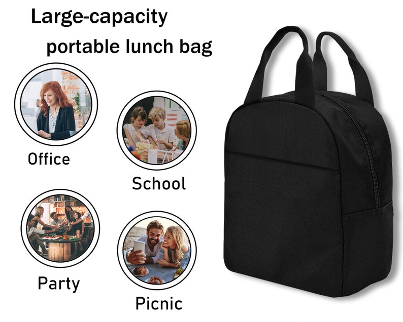 Puede incluir: Una bolsa de almuerzo negra con cierre de cremallera y asa superior. La bolsa se muestra en diferentes entornos, incluyendo una oficina, una escuela, una fiesta y un picnic.