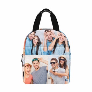 Puede incluir: Una mochila de lona azul y blanca con un collage de fotos de amigos sonriendo y usando gafas de sol. Las fotos est&aacute;n dispuestas en una cuadr&iacute;cula.